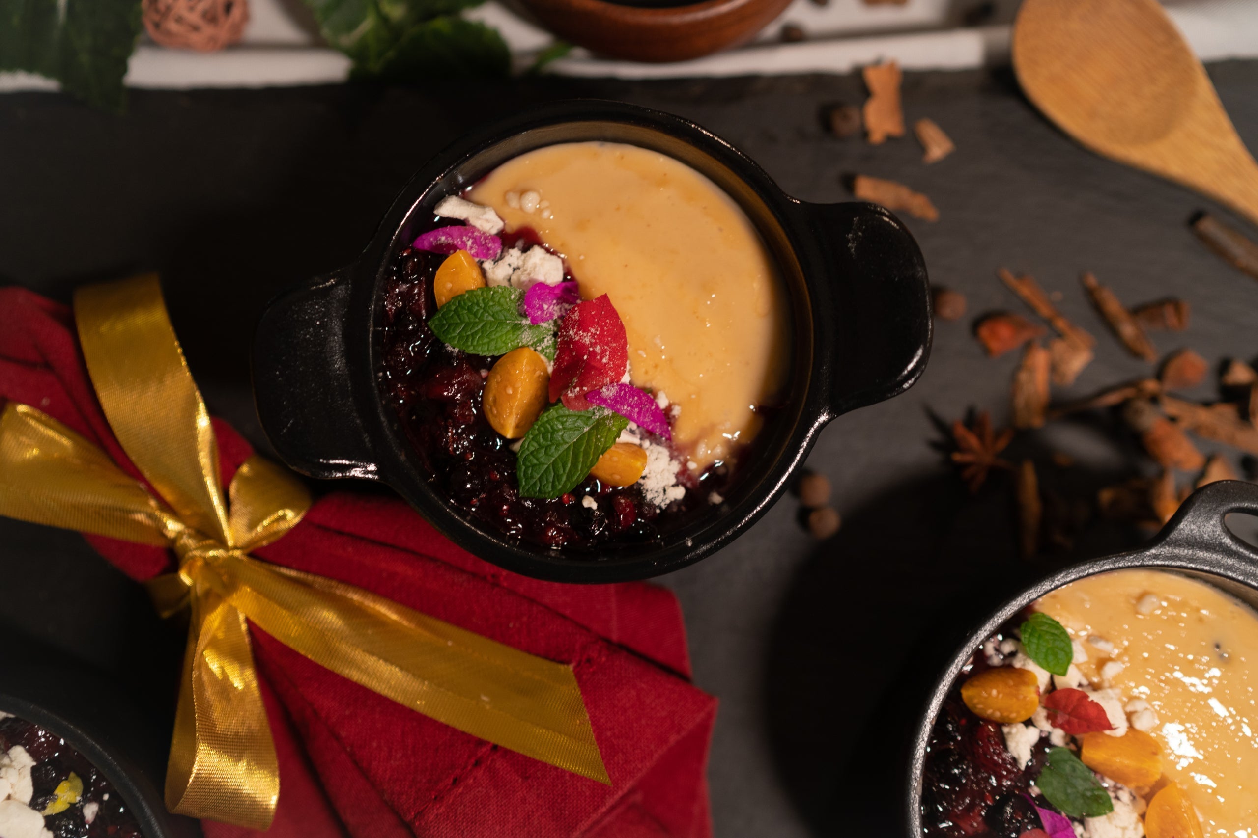 Mousse de arequipe con marañon y coulis de frutos rojos y uchuvas