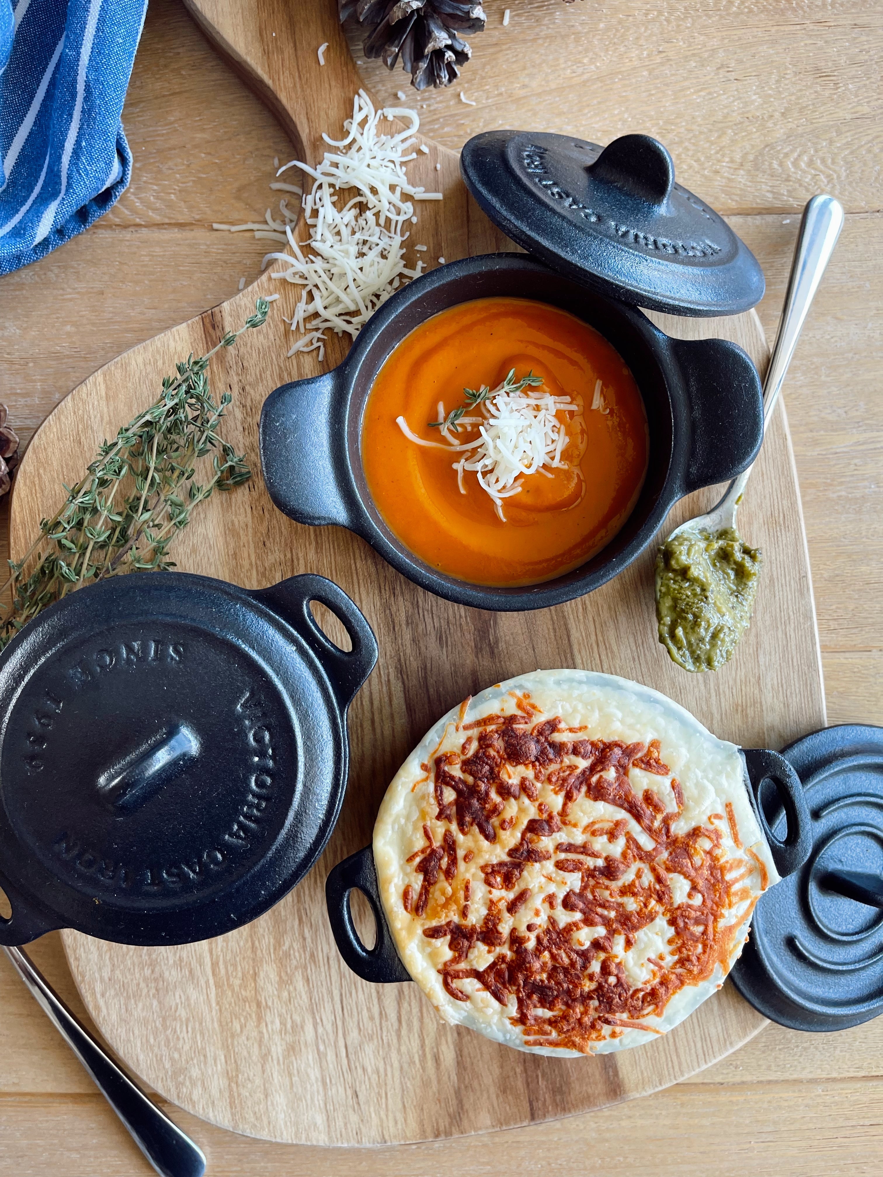 Sopa de tomate en mini cocotte de hierro fundido