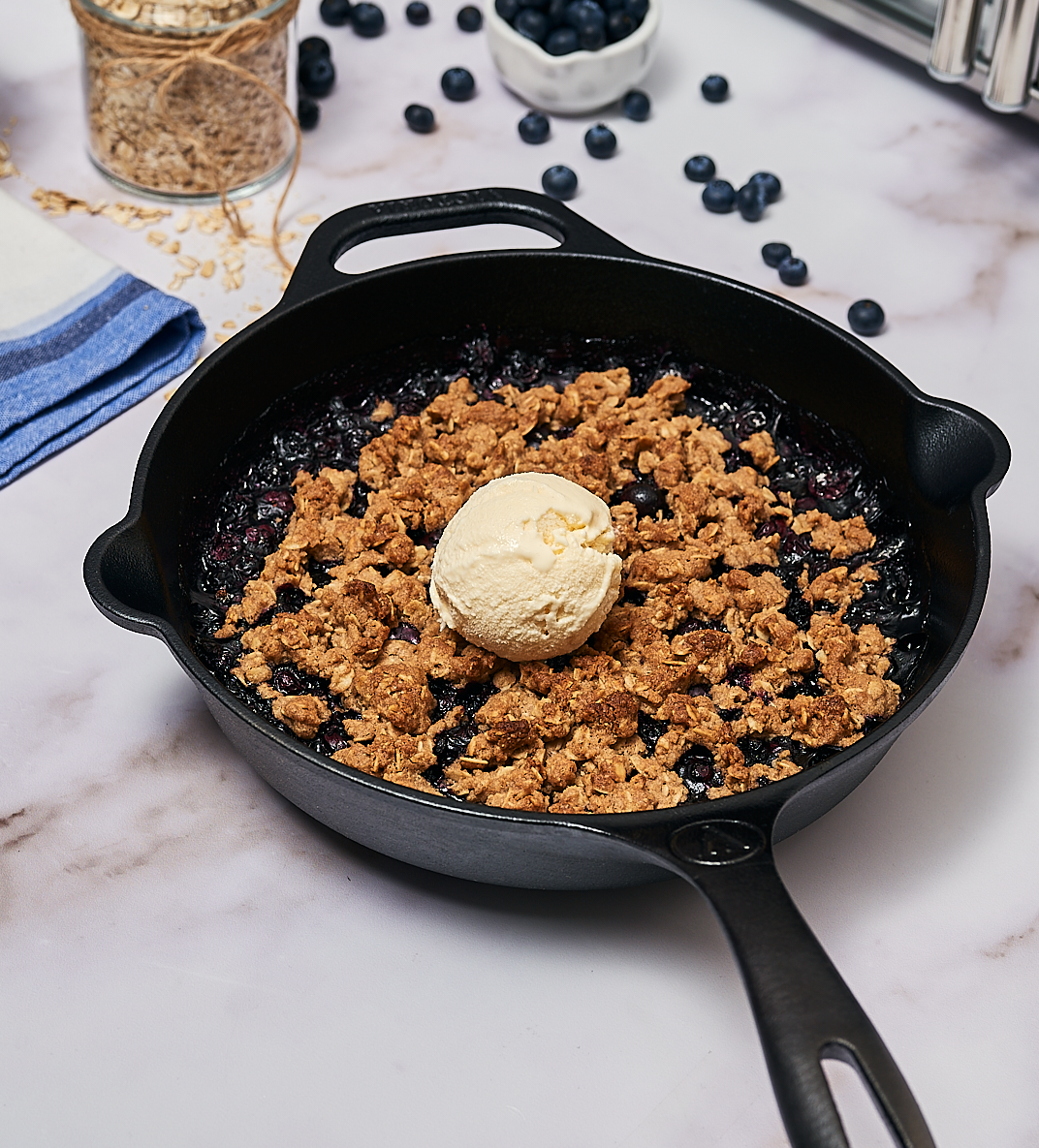 Crumble de arándanos con helado