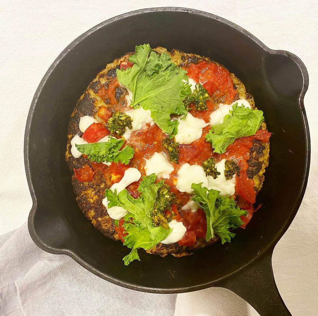 Pizza al sartén con base de coliflor