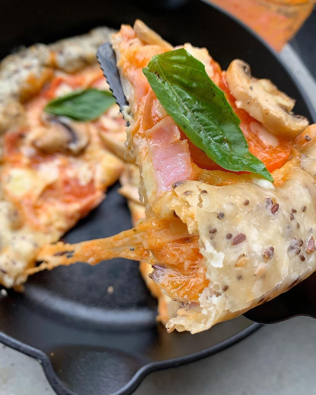 Pizza casera con borde de queso al sartén