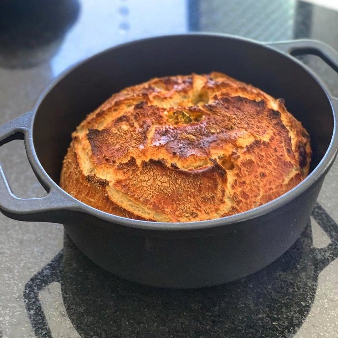 Pan de Masa Madre con coco en Horno Holandés