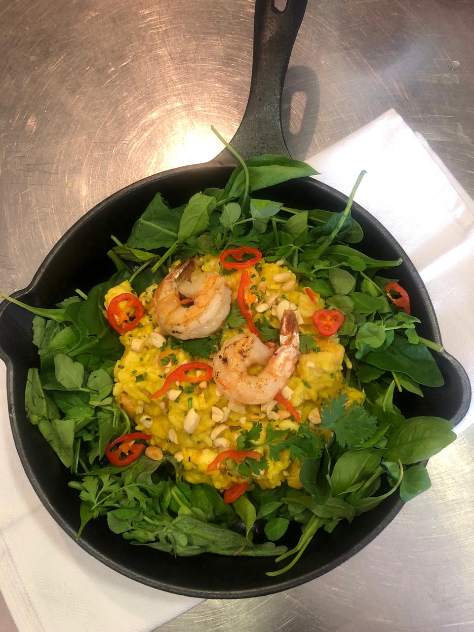 Risotto thai con mariscos y pollo
