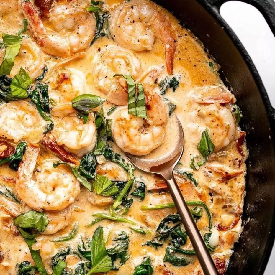 Camarones cremosos con tomates secos y espinacas