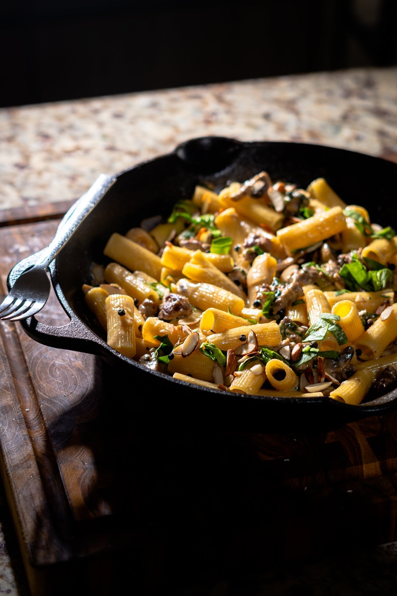 Pasta con lomito a la pimienta y champiñones