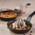 Galleta al sartén con chips de chocolate y helado