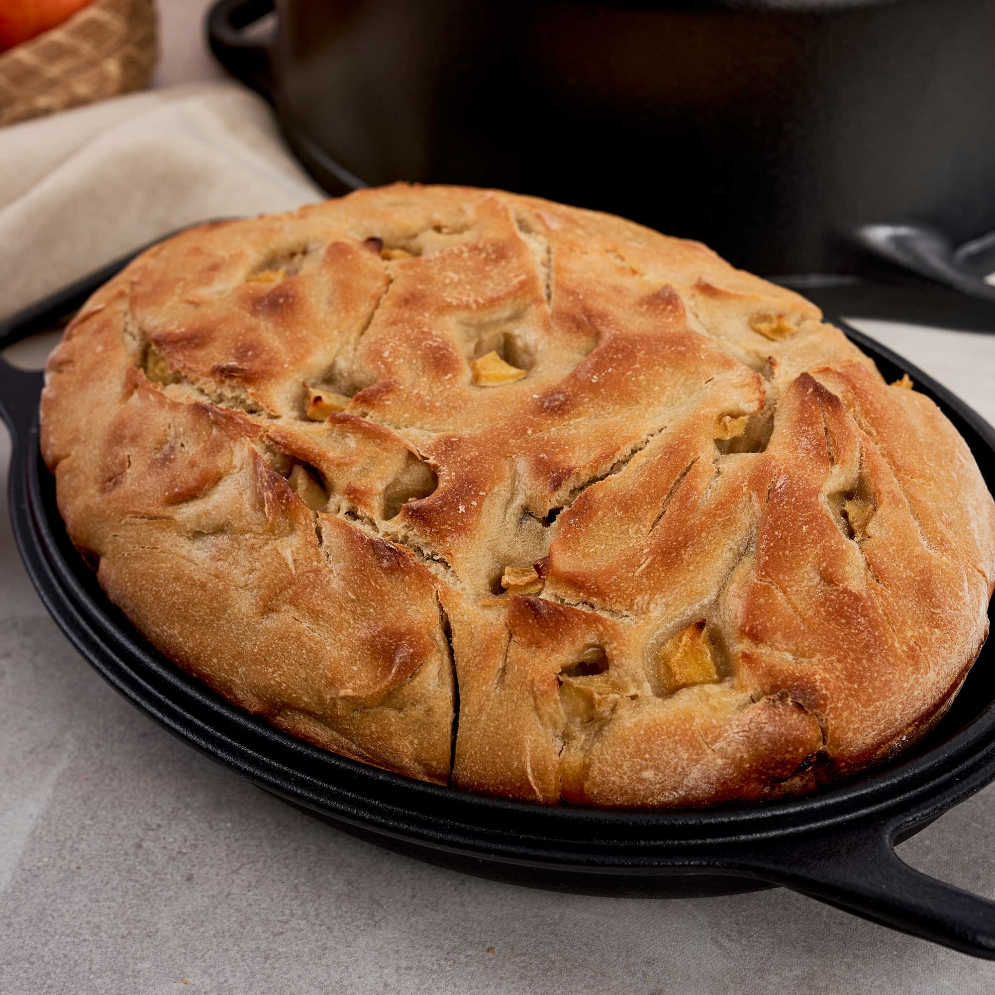 Pan de manzana en horno holandés ovalado