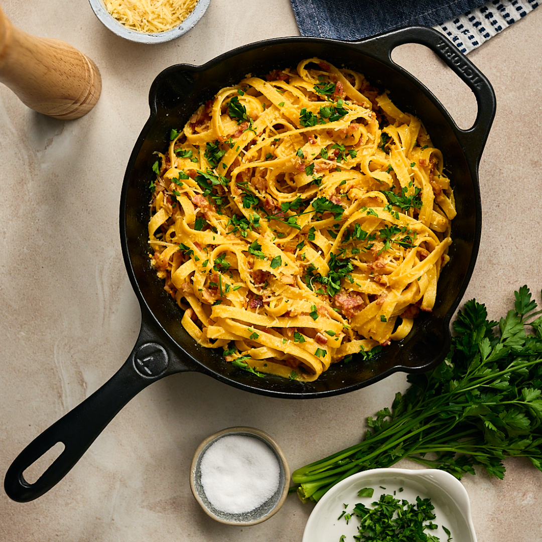 Pasta Carbonara en sartén de hierro fundido