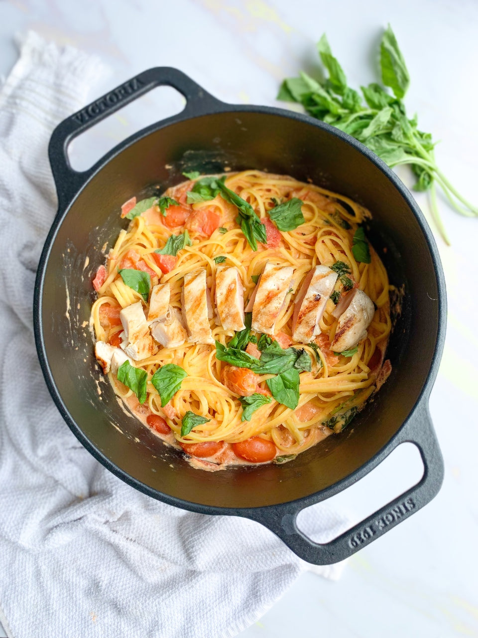 Pasta al teléfono con pollo a la parrilla y tomate cherry