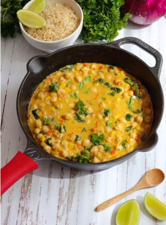 Curry de garbanzos cremoso con leche de coco y espinacas