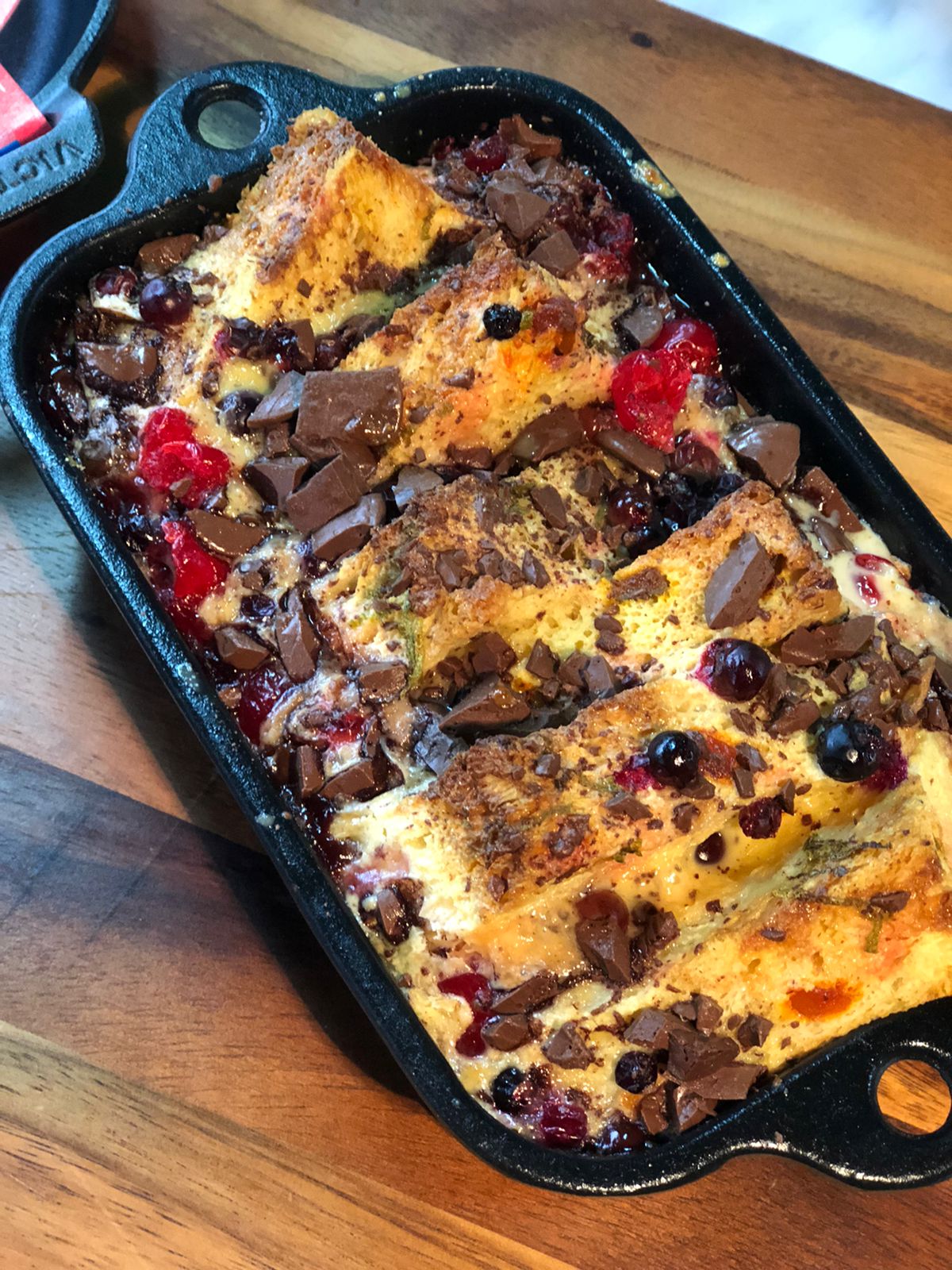 Budín de pan y frutos rojos