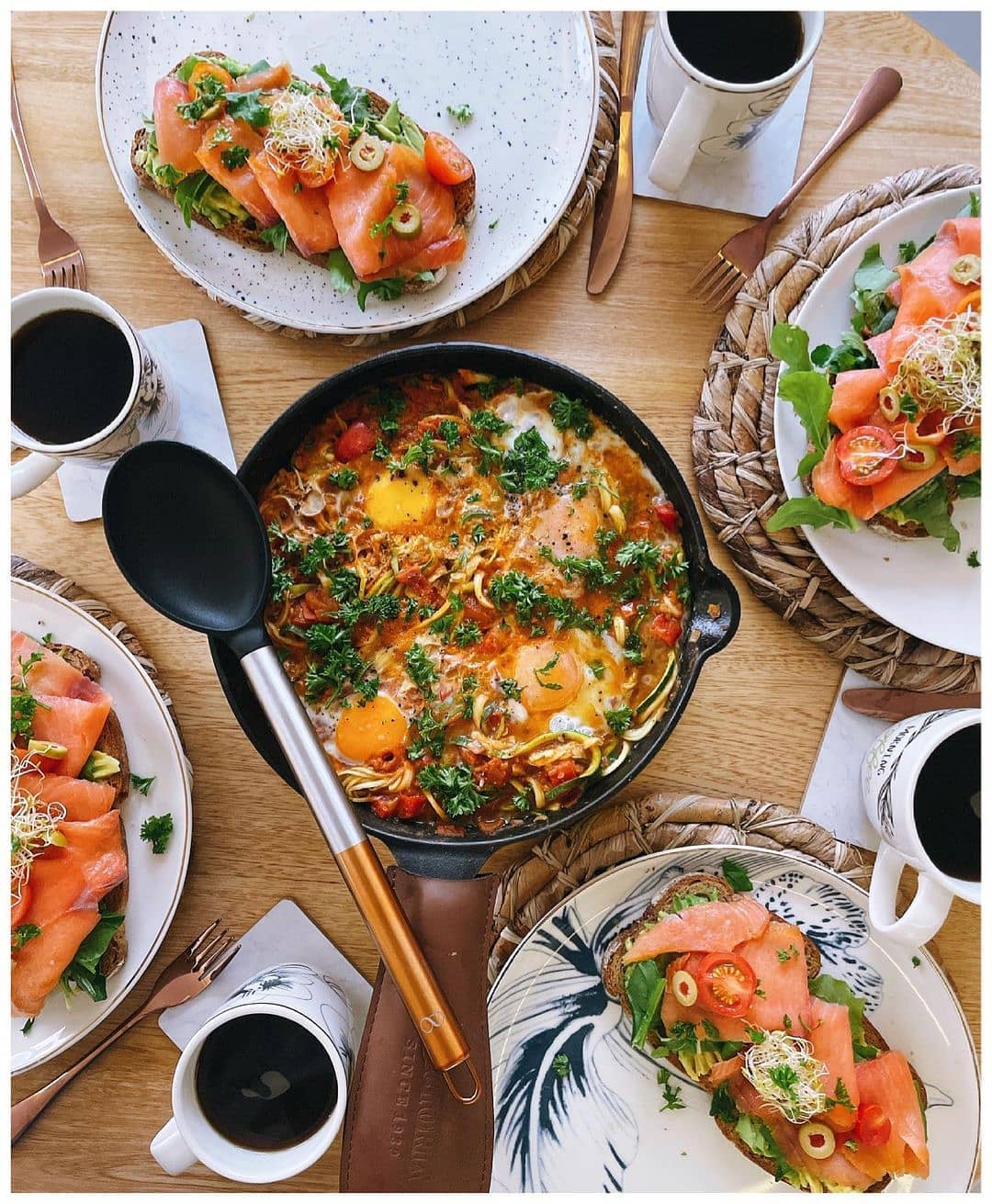 Nido de vegetales con huevo